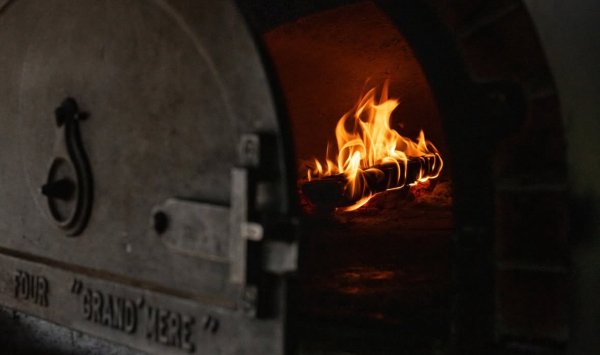 Pourquoi la cuisson au feu de bois rend chaque Chausson Gascon unique et savoureux